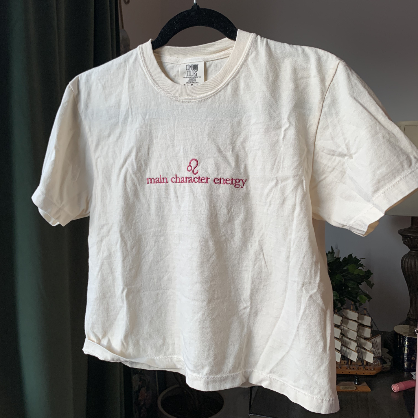 "main character energy" Crop T-Shirt (Leo Zodiac)