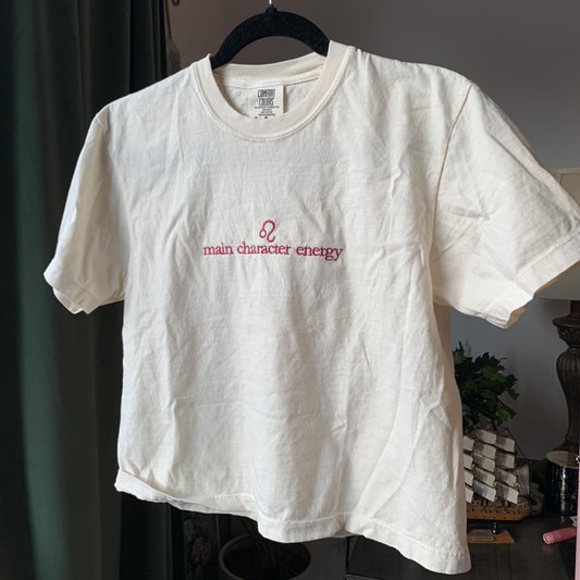 "main character energy" Crop T-Shirt (Leo Zodiac)